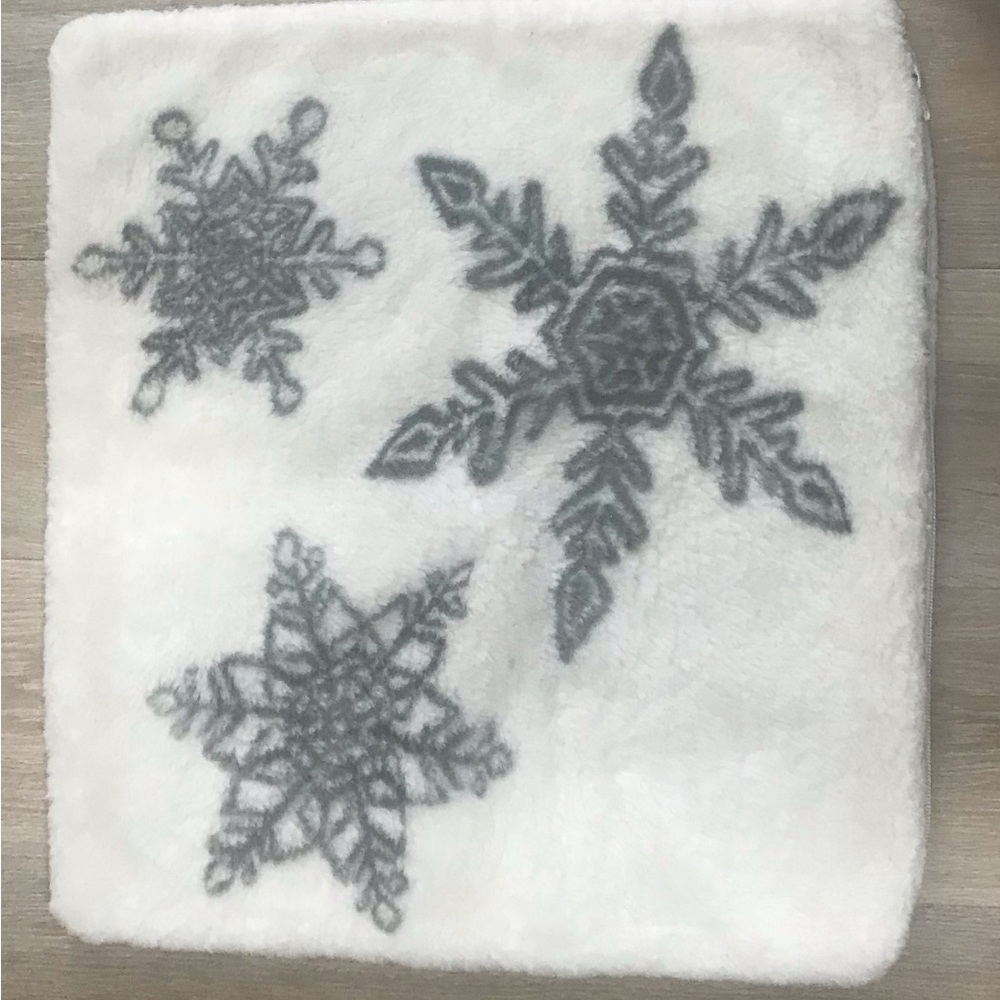 Pottery Barn Faux Fur Snowflake Jacquard Pillow Cover Ivory/Gray 18” - Picture 2 of 4